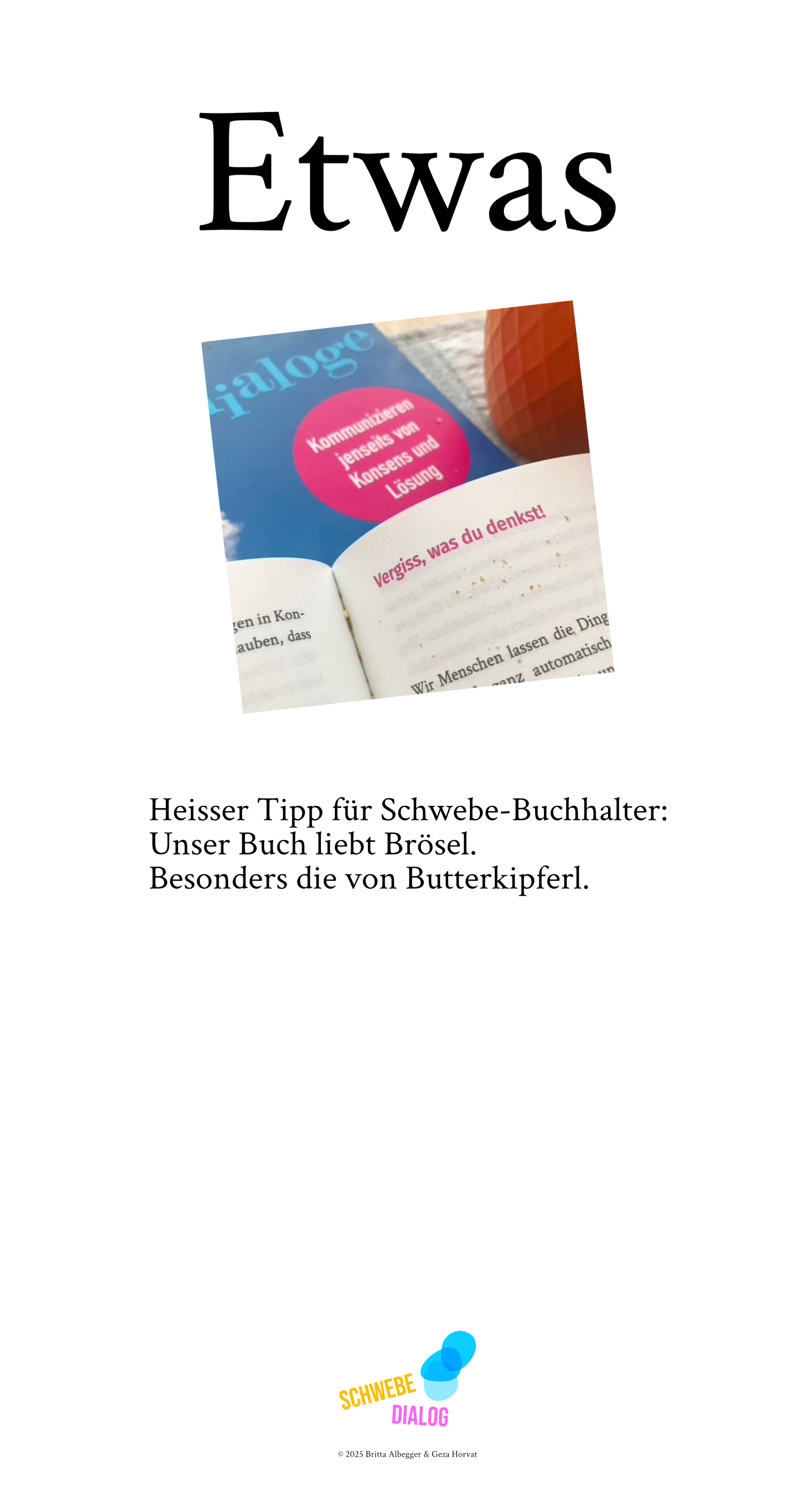 Zu sehen ist ein Bild mit meinem Buch, das geöffnet ist und mit Bröseln beckleckert. Es ist der Anfang von einem Kapitel, dass "Vergiss, was du denkst" heißt. Ganz unten befindet sich das Logo „Schwebedialog“.